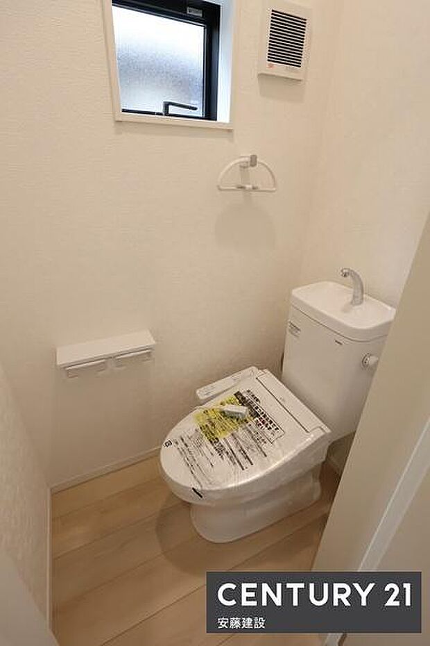 【　トイレ　/　toilet　】ウォッシュレット付きトイレ窓があり素早く換気できます