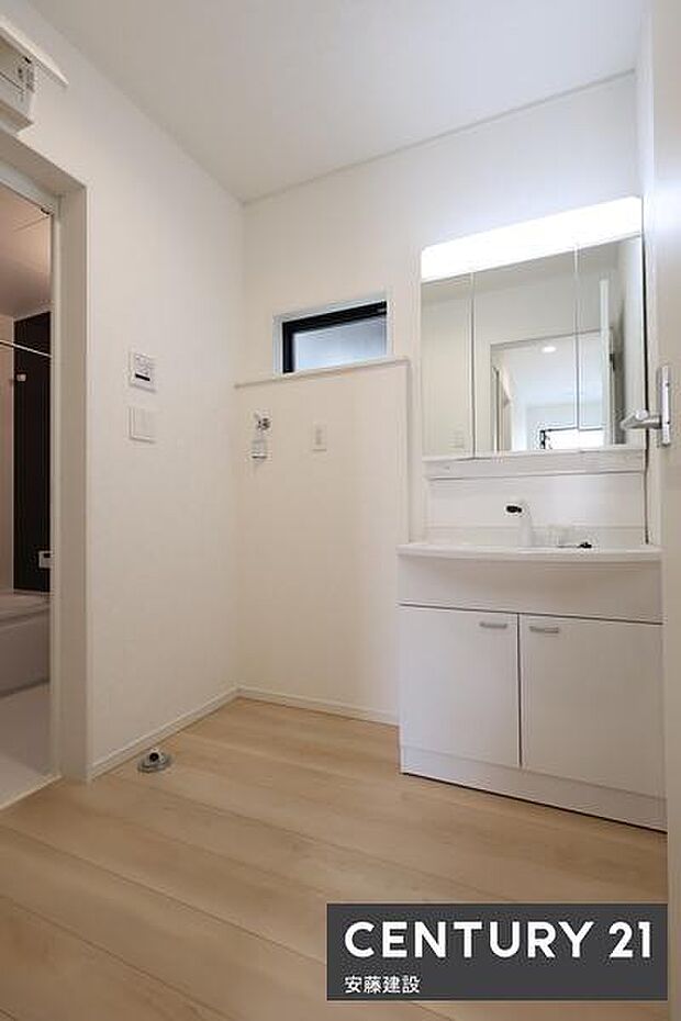 【　洗面所　/　Washroom　】清潔感溢れる洗面所は忙しい朝もストレスフリーに身支度できそうな空間収納力のある三面鏡独立洗面台完備