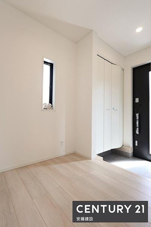 【 玄関 / entrance 】間口が広く、窓があり開放的な玄関玄関収納完備