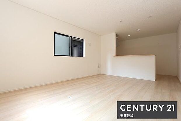 【 リビング / 16帖 】二面採光で明るくあたたかな、しっかりとした広さのリビングダイニングテーブルとソファーを置いてもゆとりが生まれる空間