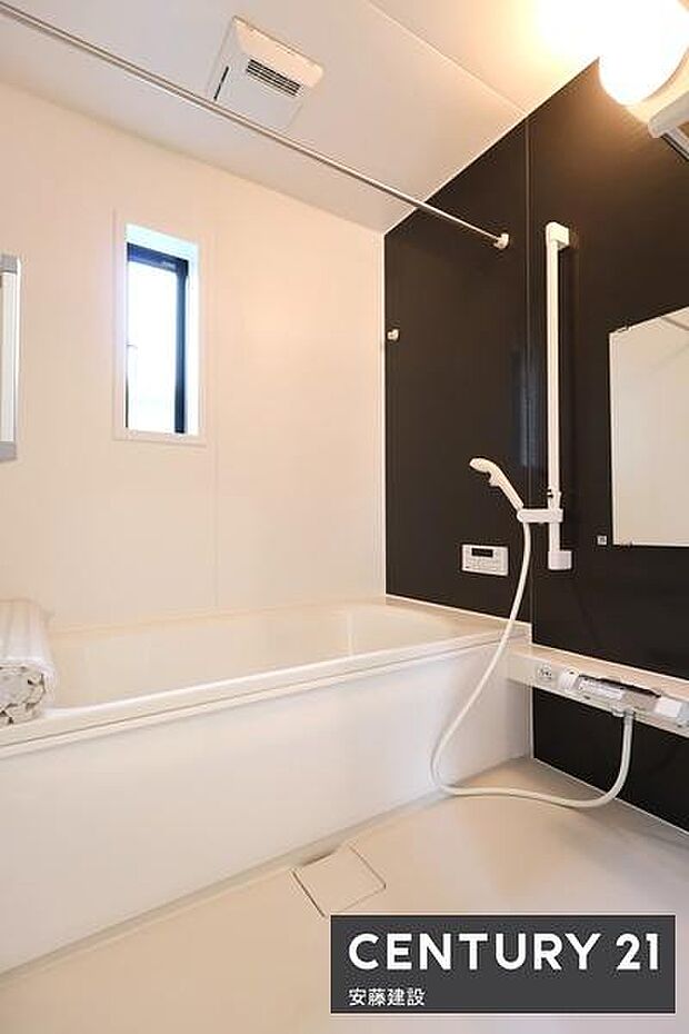 【 浴室 / Bathroom 】たっぷりのお湯にゆったり浸かれそうな、清潔感ある浴室浴室乾燥機が備わっており換気もばっちりできます!