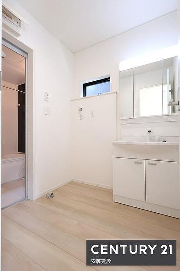 【 洗面所 / Washroom 】清潔感溢れる洗面所は忙しい朝もストレスフリーに身支度できそうな空間収納力のある三面鏡独立洗面台完備