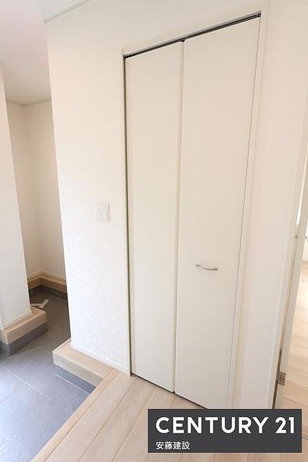 【 SIC、玄関収納 】ベビーカーや雨具が収納しやすいSIC完備すぐ横には収納完備で上着や鞄などもしまえて外出に便利な設計