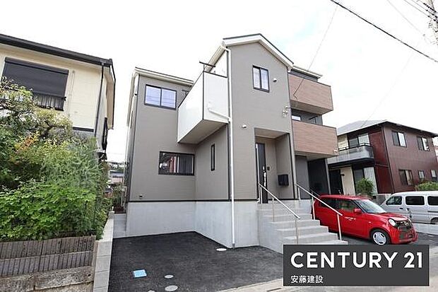 スマホ連動型防犯カメラ搭載!TVモニター付きインターホンやスマートキーも備わったセキュリティ面安心の邸宅