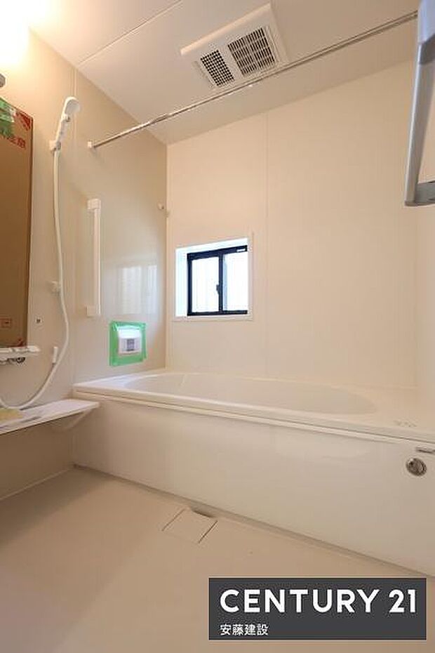 【　浴室　/　Bathroom　】たっぷりのお湯にゆったり浸かれそうな、清潔感ある浴室です。ホスクリーンが備わっており、雨の日でも部屋干し可能