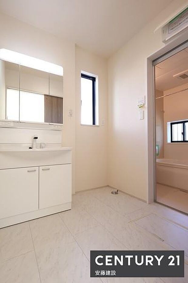 【　洗面所　/　Washroom　】清潔感溢れる洗面所は忙しい朝もストレスフリーに身支度できそうな空間フラットで掃除もしやすい洗面化粧台完備