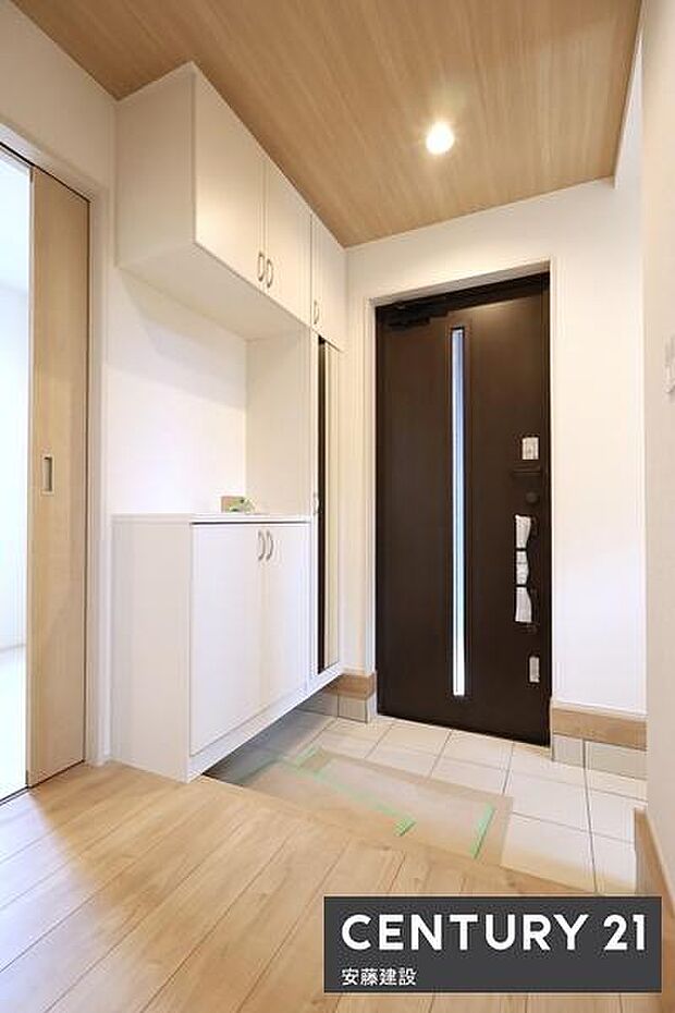 【 玄関 / entrance 】白を基調とした清潔感あふれる玄関は、間口が広く開放的な空間!散らかりがちな玄関も片付くシューズボックス完備