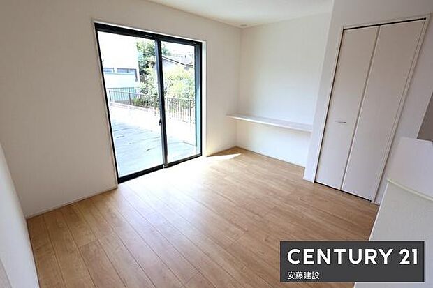 【 リビング / 21帖 】キッチンすぐ横にはダイニングテーブルが置けそうなスペース