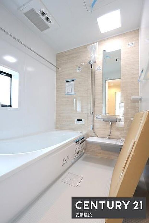 【 浴室 / Bathroom 】ゆったりと至福のバスタイムを過ごせそうな清潔感ある浴室窓があり換気もばっちりできます!