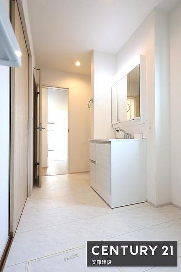 【 洗面所 / Washroom 】明るくゆとりある広さの洗面所身支度のしやすい独立洗面化粧台完備!