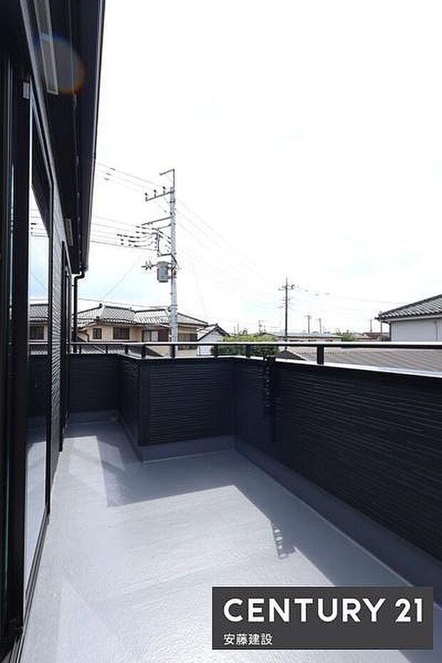 【 バルコニー / Balcony 】2部屋から出入可能な南向きバルコニー!たっぷりの日差しを浴びて洗濯物がしっかり乾きます