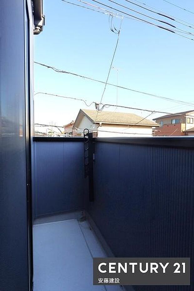 【　バルコニー　/　Balcony　】リビングから出入可能な南東向きバルコニー陽当たりが良く洗濯物がよく乾きそうです