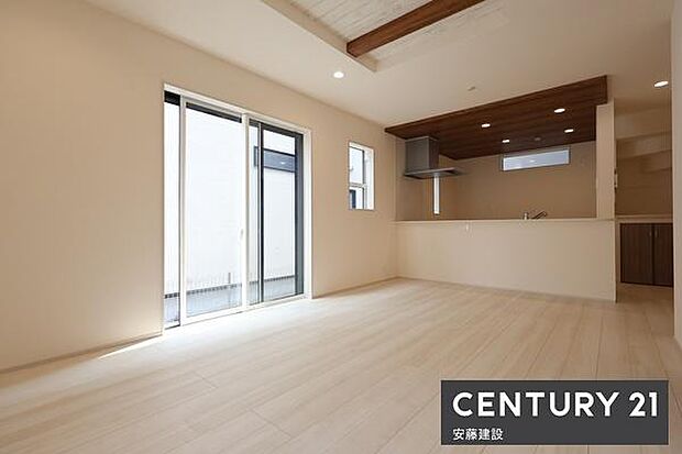 【 リビング / 16帖 】開放感溢れる折り上げ天井採用のLDK!ダイニングテーブルと3人掛けのソファーを置ける広さのリビング