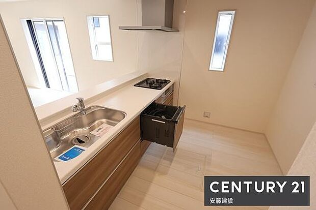 【 キッチン+食洗機 / Kitchen 】リビングを見渡せるオープンキッチンで、お料理の受け渡しもスムーズ!窓があり熱やにおいがこもりにくい設計