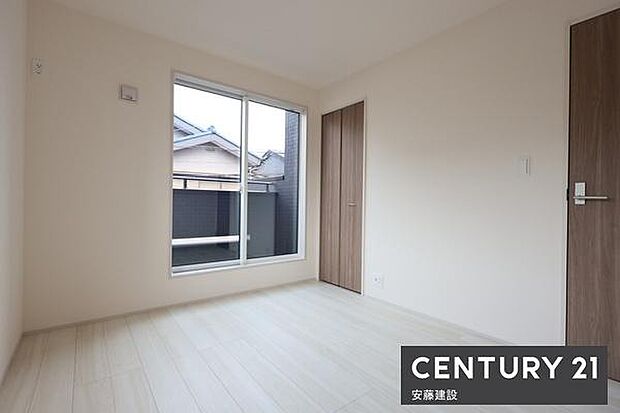 【 子ども部屋 / 5.25帖 】お好きな家具を自由にレイアウトできる広さの洋室クローゼット、サービスバルコニー完備