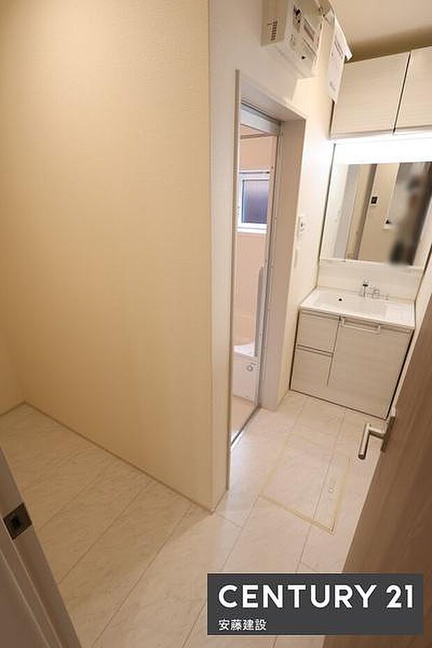 【 洗面所 / Washroom 】洗面化粧台と洗濯機を分けて配置された設計家族の入浴中でも洗濯機使用が可能で家事効率UP