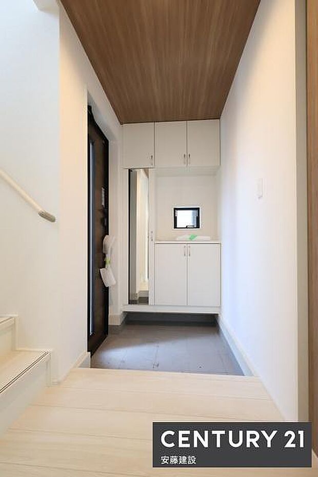 【　玄関　/　entrance　】清潔感あふれる玄関は、帰宅・来客を心地よく迎えてくれます散らかりがちな玄関もすっきり片付くシューズボックス完備