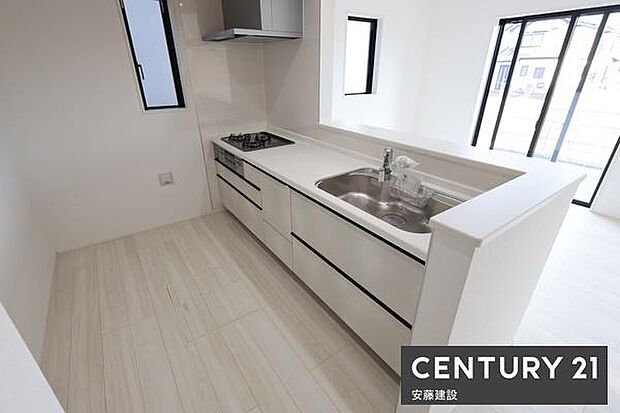 【　キッチン　/　Kitchen　】お料理の受け渡しもスムーズなオープンキッチン！冷蔵庫、食器棚を置いても余裕のあるゆとりの空間