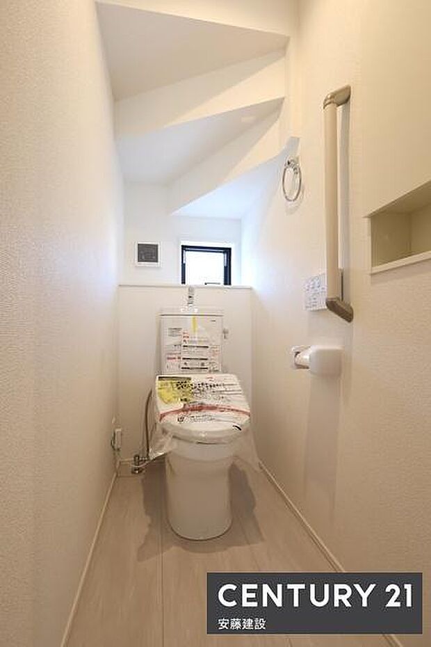 【　トイレ　/　toilet　】清潔的なウォッシュレット付きトイレちょっとした棚があるのも嬉しいポイント