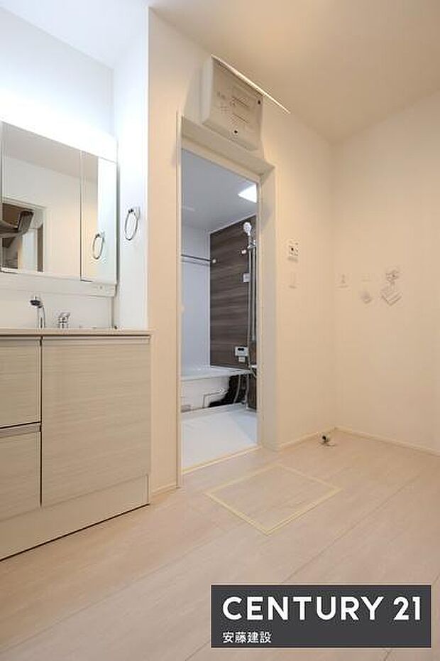 【　洗面所　/　Washroom　】洗面所はゆとりある広さで、忙しい朝もストレスフリーに身支度できそうな空間浴室側と仕切りを作れば、家庭内でのプライベート性の確保や入浴中の洗面台使用も可能！