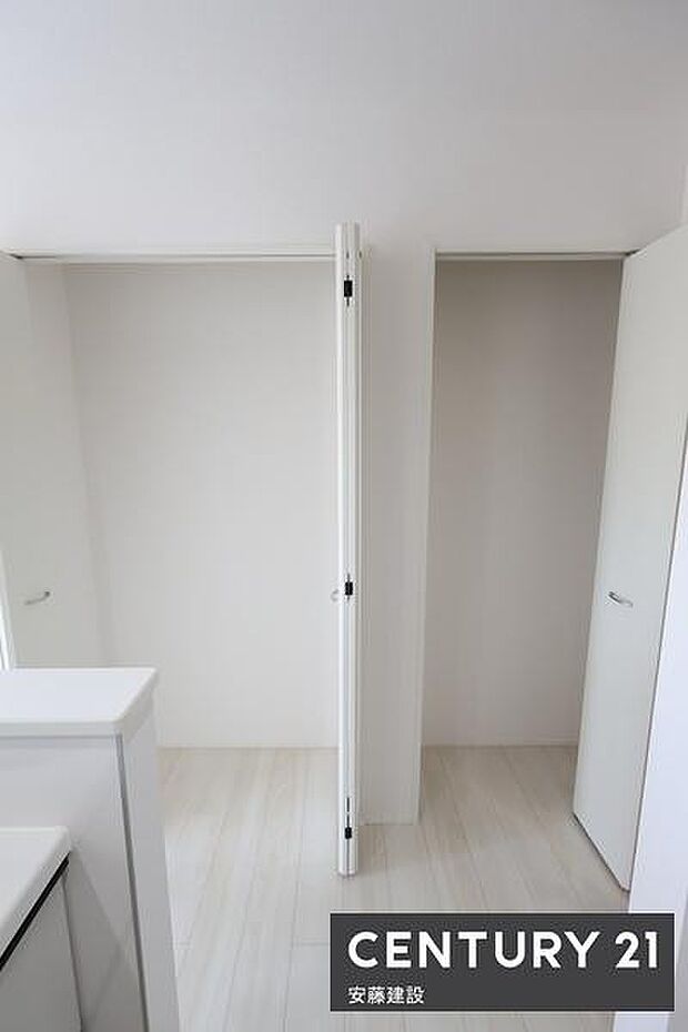 【　パントリー　】キッチン横には食料品や日用品を収納できるパントリー完備！すっきりしたキッチンでお料理を楽しめます