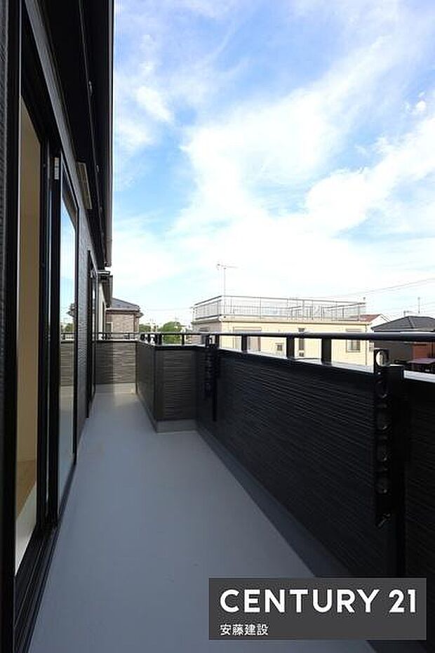 【　バルコニー　/　Balcony　】2部屋から出入可能な南東向きバルコニー！陽を遮る建物もなく洗濯物もしっかり乾きます