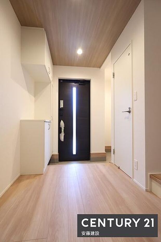 【　玄関+SIC　/　entrance　】清潔感あふれる玄関は、帰宅・来客を心地よく迎えてくれます散らかりがちな玄関もすっきり片付くシューズボックス完備