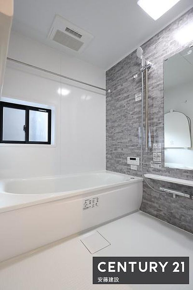 【　浴室　/　Bathroom　】たっぷりのお湯にゆったり浸かれそうな、清潔感ある浴室です。ホスクリーンが備わっており、雨の日でも部屋干し可能