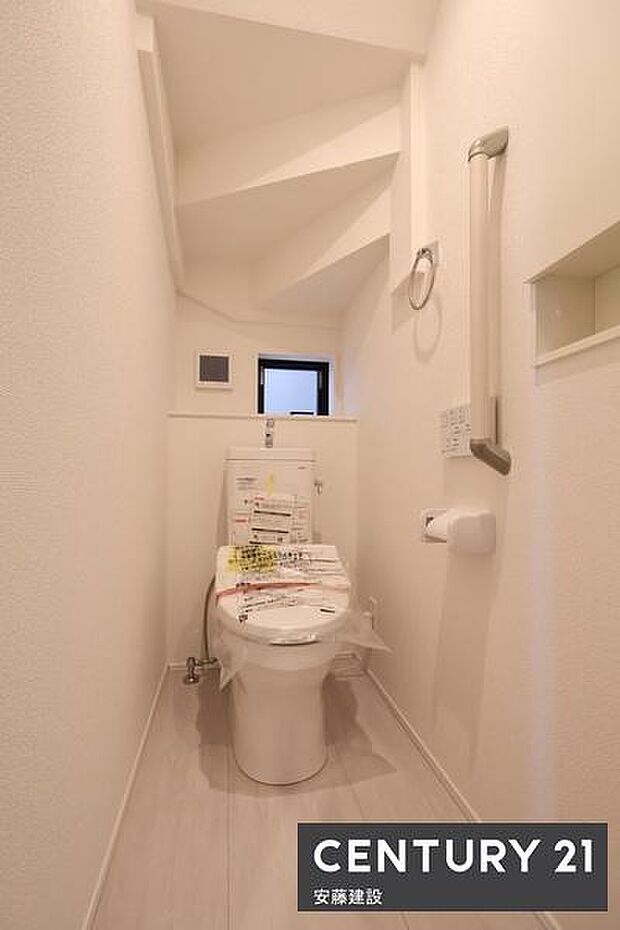 【　トイレ　/　toilet　】清潔的なウォッシュレット付きトイレ手摺完備で家族みんなにやさしい設計