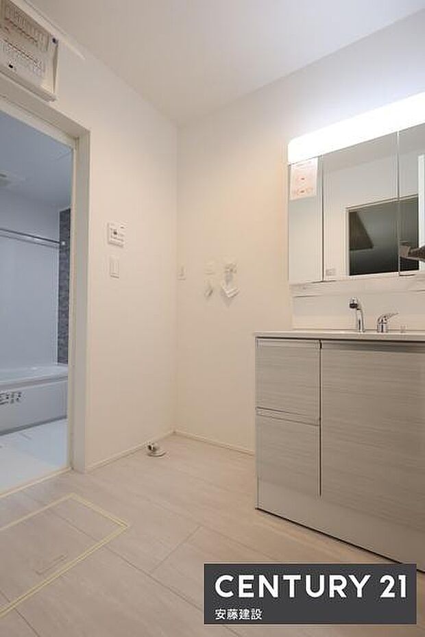 【　洗面所　/　Washroom　】清潔感溢れる洗面所は、忙しい朝もストレスフリーに身支度できそうな空間キッチンに近く、水回り設備が集約した家事動線の良い設計