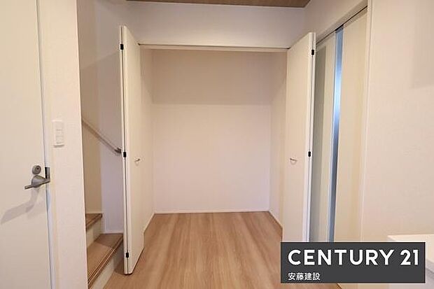 【　収納　】季節ものも衣類や家電の収納もしっかりできる廊下収納完備日用品のストック管理やファミリークロークとしても大変便利です！