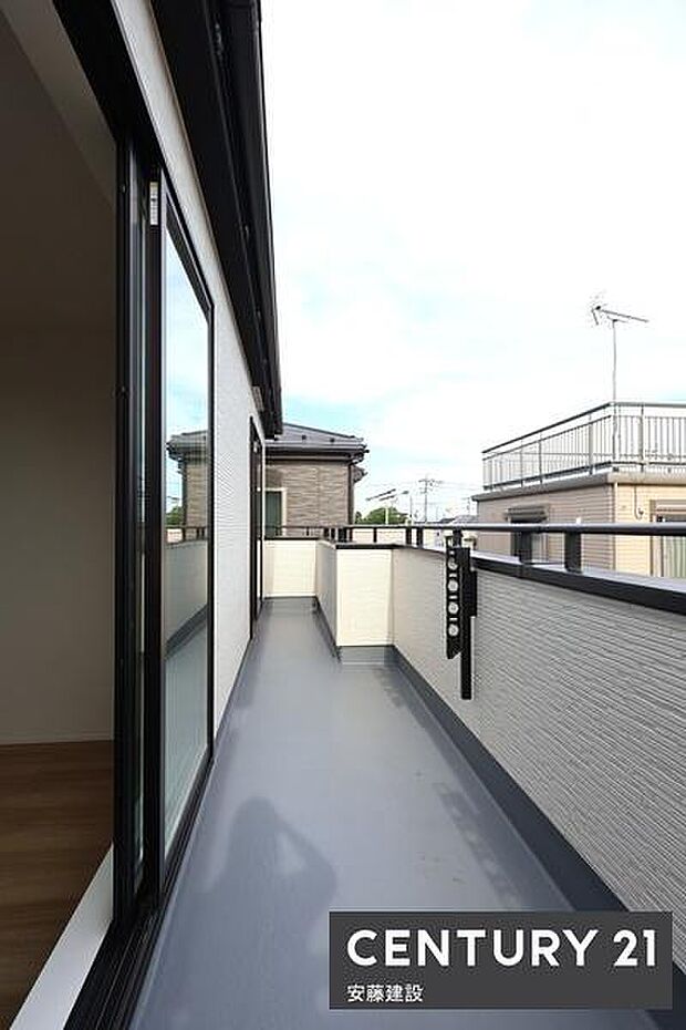 【　バルコニー　/　Balcony　】2部屋から出入可能な南東向きバルコニー！陽を遮る建物もなく洗濯物もしっかり乾きます
