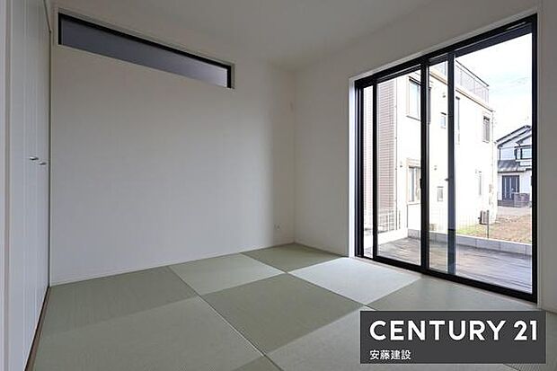 【　和室　/　4.5帖　】リビング横の和室は、扉をあければリビングがより開放的な空間に！客間やお子様の遊び場などに活用できます