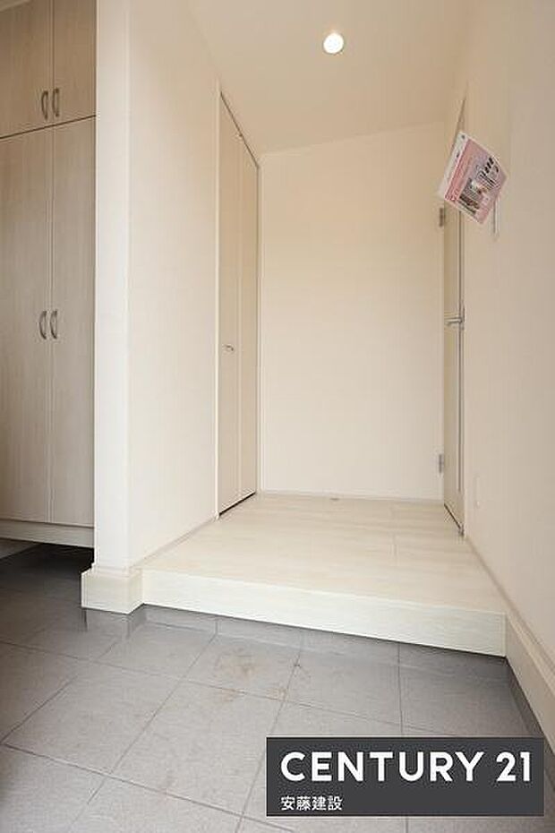 【　玄関+SIC　/　entrance　】白を基調とした清潔感あふれる玄関は、間口が広く開放的な空間シューズボックス・玄関収納完備