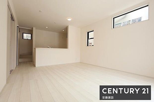 【　リビング　/　15帖　】家族みんながゆったりくつろげそうなLDK！リビングイン階段で自然と家族が集まる空間に！ダイニングとプライベート空間を分けてレイアウトを楽しめます