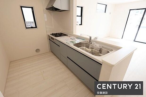 【　キッチン　/　Kitchen　】リビングを見渡せるオープンキッチンで、お料理の受け渡しもスムーズ！窓があり熱やにおいがこもりにくい設計