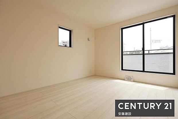 【　寝室　/　7.87帖　】南東向きバルコニーに面して採光豊かな、広々とした寝室！使い分けしやすいＷクローゼット完備で居住空間を広々とお使いいただけます