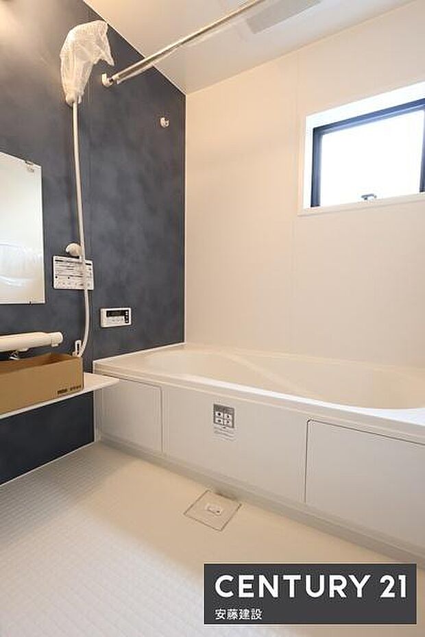 【　浴室　/　Bathroom　】ブラックのアクセントパネルで優雅な空間を演出したシステムバスホスクリーンが備わっており、雨の日でも部屋干し可能