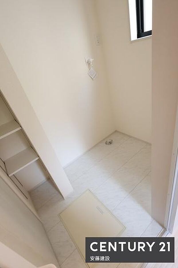 【　脱衣所　/　Washroom　】明るくゆとりある広さの脱衣所洗面化粧台と分かれており、家庭内でのプライベート性の確保や、入浴中の洗面台使用も可能な設計！