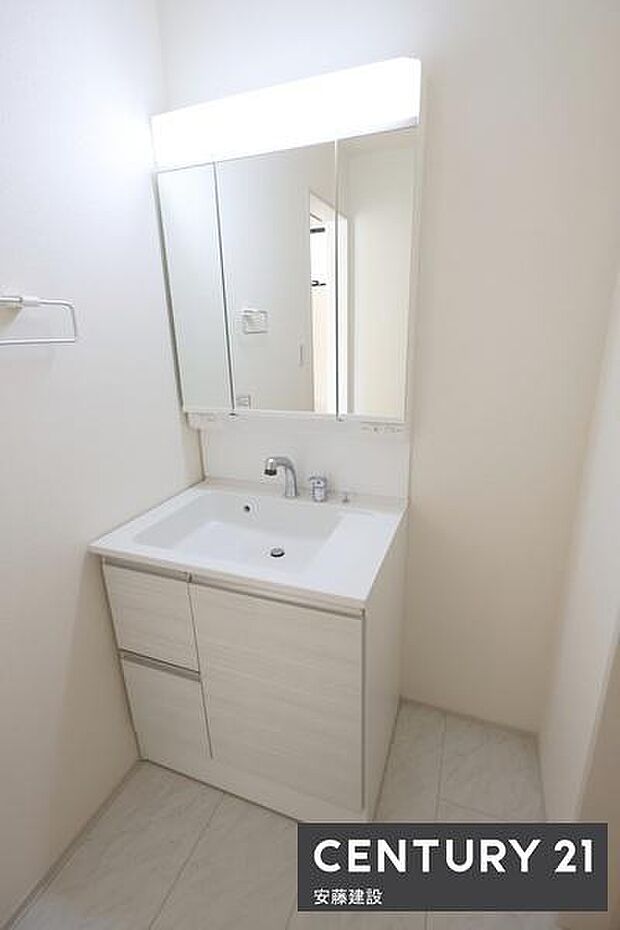 【　独立洗面化粧台　】フラットで掃除もしやすい洗面化粧台完備三面鏡のため身だしなみのチェックもバッチリ！