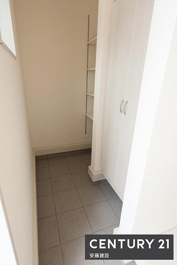 【　SIC　】サイズ調整のしやすい可動棚タイプのSIC！玄関収納もあり、コート類・鞄も収納可能で身支度がしやすくなりますね！