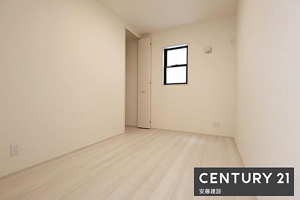 【　1階洋室　/　4.37帖　】清潔感あふれるシンプルな洋室ファミリークロークやテレワーク用など使い勝手の良い空間！