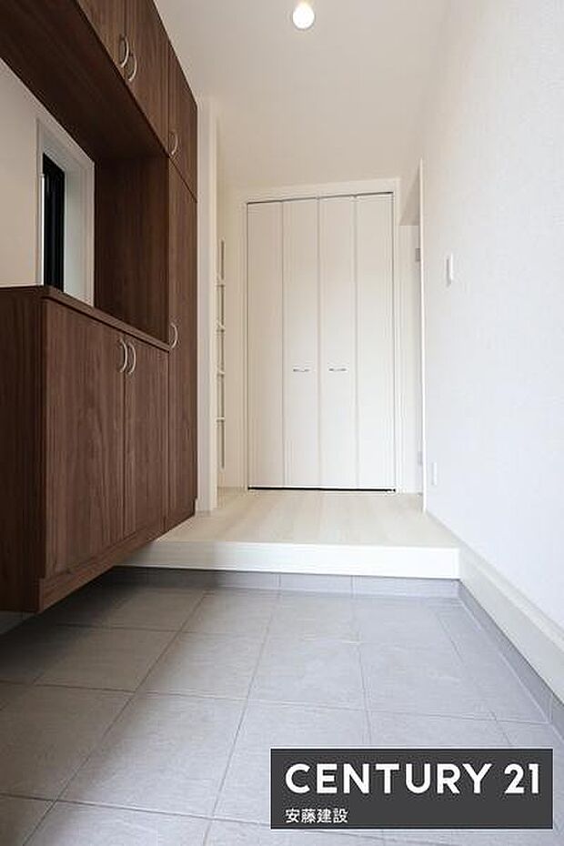 【　玄関　/　entrance　】白を基調とした清潔感あふれる玄関は、間口が広く開放的な空間かさばりやすい雨具やベビーカーも片付く玄関収納完備！