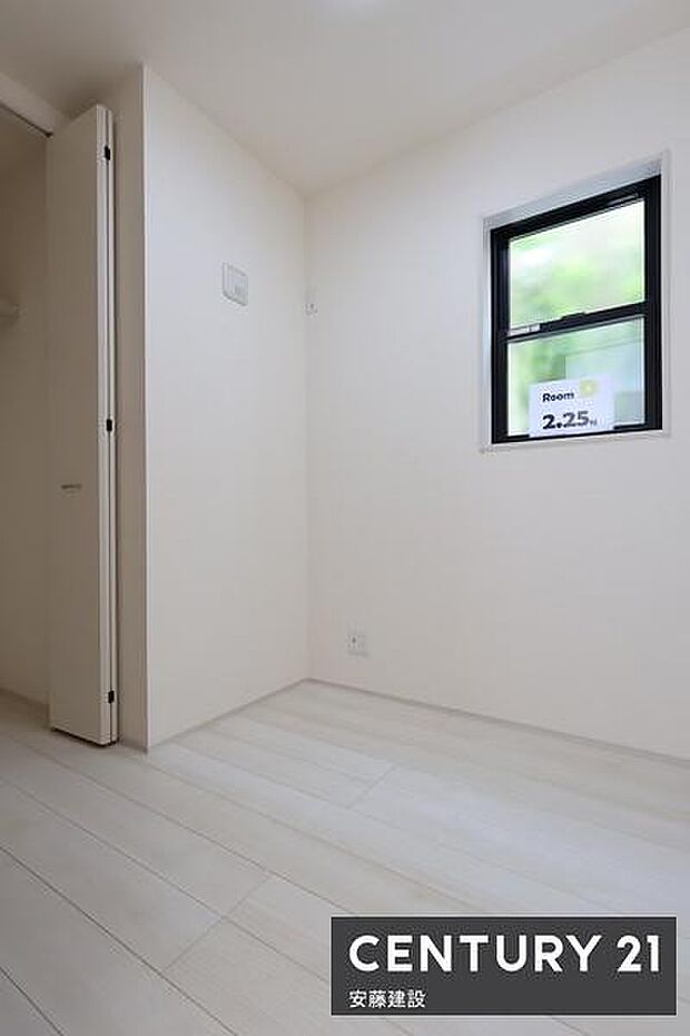 【　1階洋室　/　2.25帖　】クローゼット完備の清潔感あふれるシンプルな洋室ファミリークロークやテレワーク用など使い勝手の良い空間！