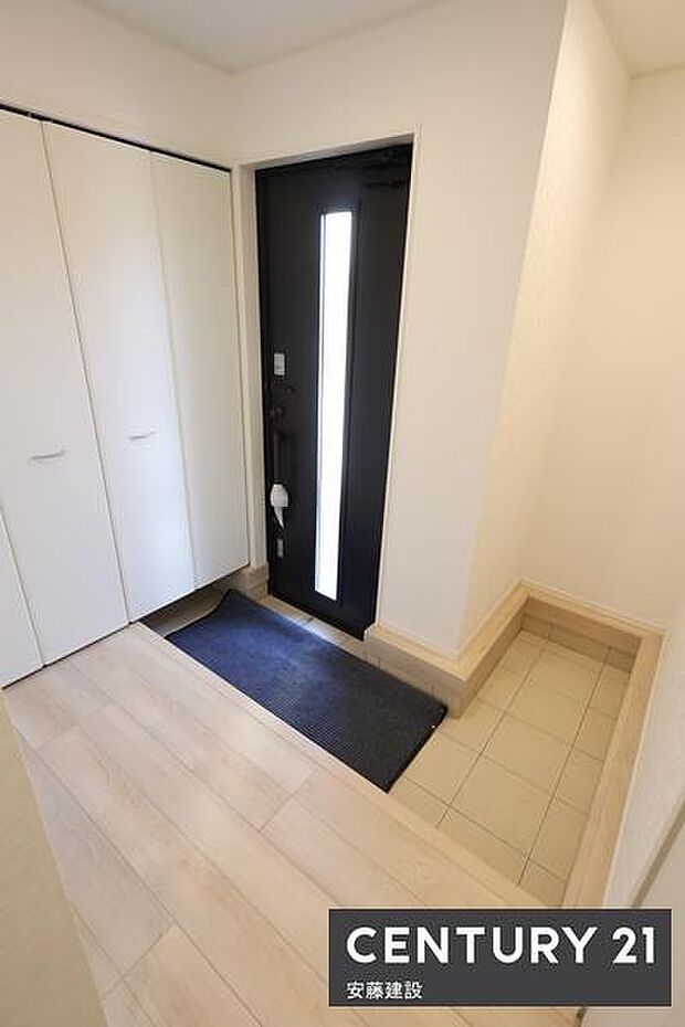 【 玄関+SIC / entrance 】住む人を毎日見送り迎え入れる、清潔感のある玄関サイズ調整ができて便利な可動棚付き玄関収納完備!