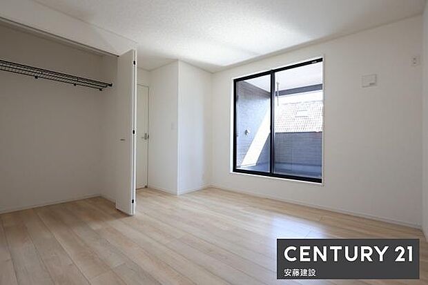 【 寝室 / 7.5帖 】お好みの家具を置いてこだわりの空間を作れるゆとりの寝室バルコニーに面してで陽当・風通良好!