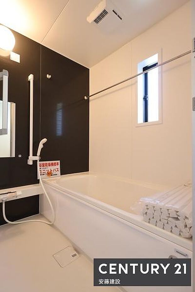 【 浴室 / Bathroom 】ブラックのアクセントパネルで優雅な空間を演出したシステムバス浴室暖房乾燥機が備わっており換気しやすく、冬場は過度な温度差を防げます