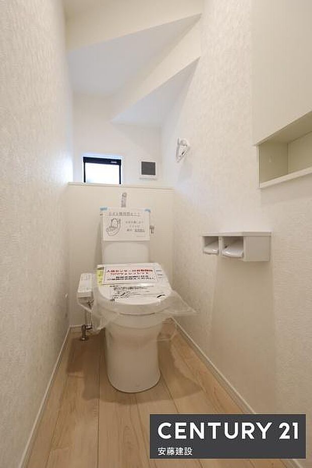 【 トイレ / toilet 】清潔的なウォッシュレット付きトイレちょっとした棚があるのも嬉しいポイント