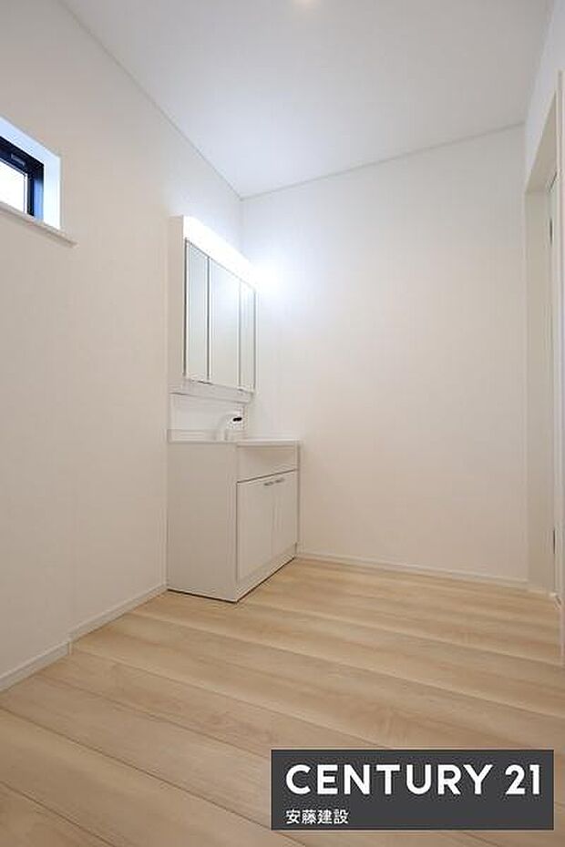 【 洗面所 / Washroom 】洗面所はゆとりある広さで、忙しい朝もストレスフリーに身支度できそうな空間浴室側と仕切りを作れば、家庭内でのプライベート性の確保や入浴中の洗面台使用も可能!