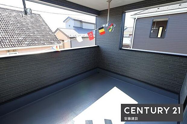 【 バルコニー / Balcony 】寝室から出入可能な南向きワイドバルコニー!イスやテーブルを置いてベランピングも楽しめます